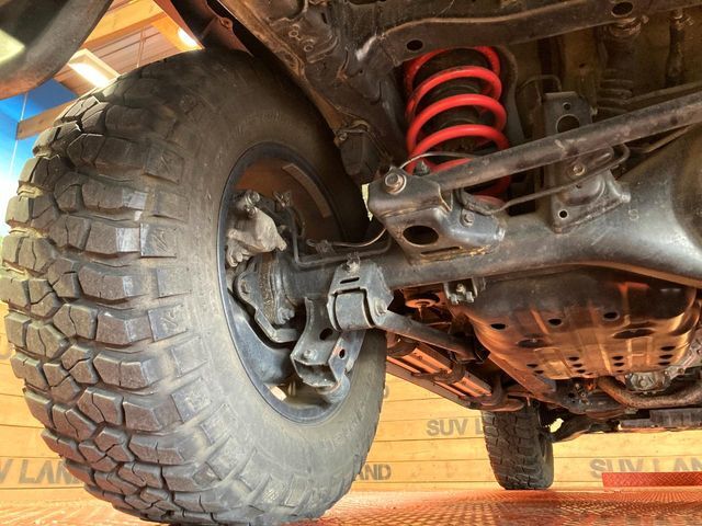 お車を安心してお乗りいただく為には、足回りの定期点検が欠かせません。サービスサポート（有償保証）では無料点検もご提供しており、安心のカーライフをお過ごしいただけるサポート体制が整っています。
