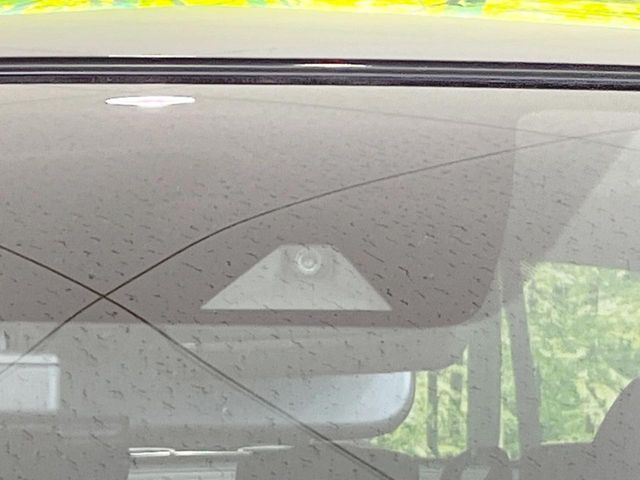 【エマージェンシーブレーキ】走行中に前方の車両等を認識し、衝突しそうな時は警報とブレーキで衝突回避と被害軽減をアシスト。より安全にドライブをお楽しみいただけます。