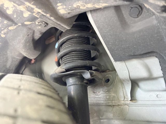 お車を安心してお乗りいただく為には、足回りの定期点検が欠かせません。サービスサポート（有償保証）では無料点検もご提供しており、安心のカーライフをお過ごしいただけるサポート体制が整っています。