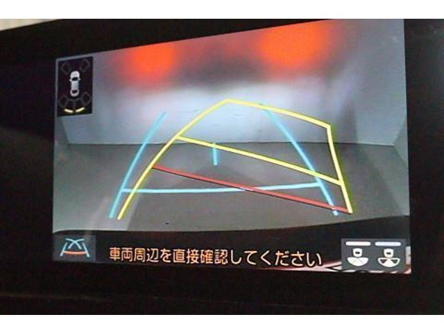 ガイド付きバックモニター！　ハンドルを切るとラインも曲がって表示され、進行方向の目安となり安心です。