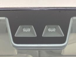 【スマートアシスト】走行中に前方の車両等を認識し、衝突しそうな時は警報とブレーキで衝突回避と被害軽減をアシスト。より安全にドライブをお楽しみいただけます。