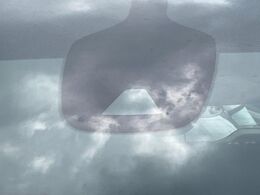 【エマージェンシーブレーキ】走行中に前方の車両等を認識し、衝突しそうな時は警報とブレーキで衝突回避と被害軽減をアシスト。より安全にドライブをお楽しみいただけます。