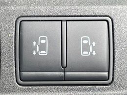 【両側パワースライドドア】スマートキーや運転席のスイッチで後席両側スライドドアの開閉が可能♪電動だから力を入れてドアを開ける必要が無く、小さなお子様でも簡単に開け閉めでき快適です♪