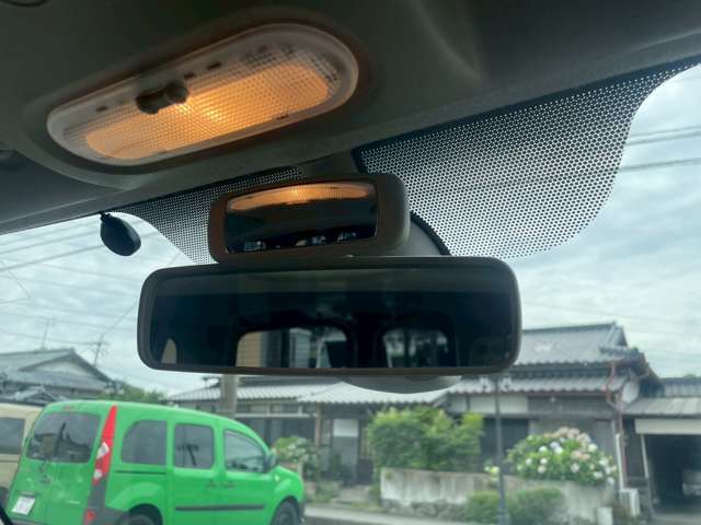 運転しながらお子様の様子も確認出来るチャイルドミラー付き！