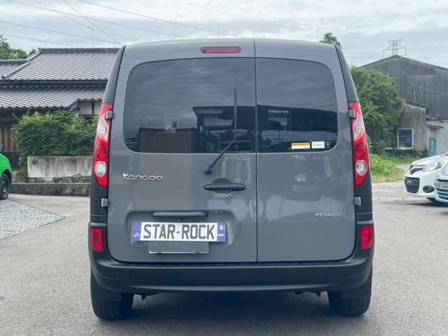 カングーはリアの窓も大きく駐車が苦手な方でも安心です！