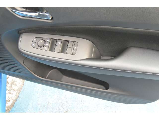 運転席ドアパネル　ドリンクホルダーがあります。