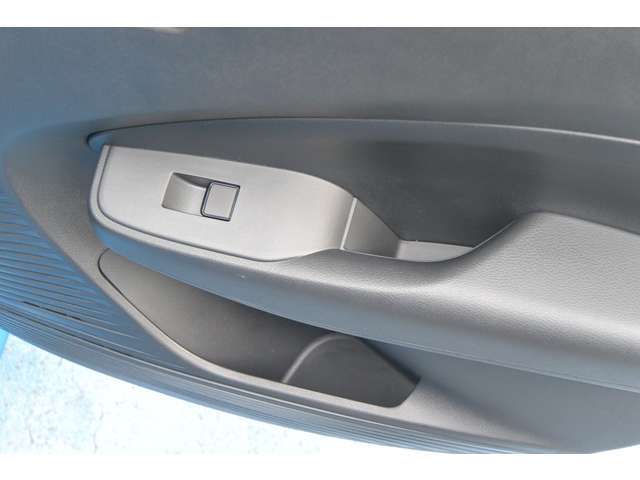 後部座席のドアパネルです。ドリンクホルダーもあります。