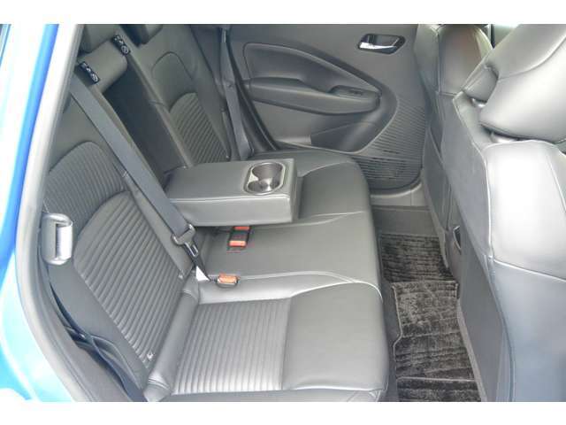 後席シート。アームレスト兼ドリンクホルダーがあります。