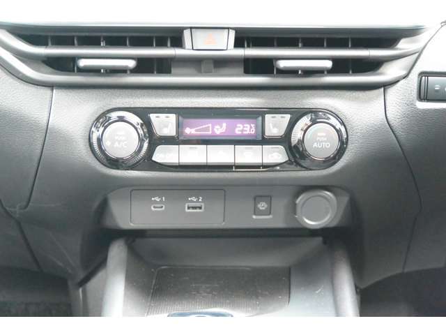AUTOエアコンで簡単操作ができます。前席シートヒーター付きで冬場も快適。