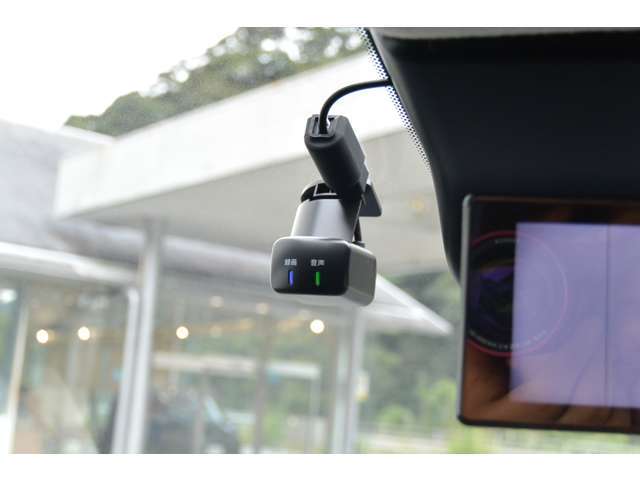 前後ドライブレコーダーが付いております。