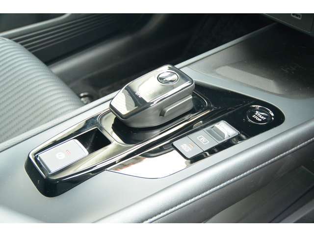 軽い力で操作可能なシフトレバーです！見た目も未来的でかっこいいですね！