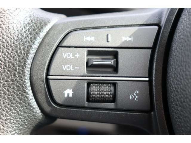 ハンドル左部分でオーディオ操作が可能。そのため、運転中でも目線をずらさずに安全運転♪スマートフォンを接続してハンズフリー通話も可能です。