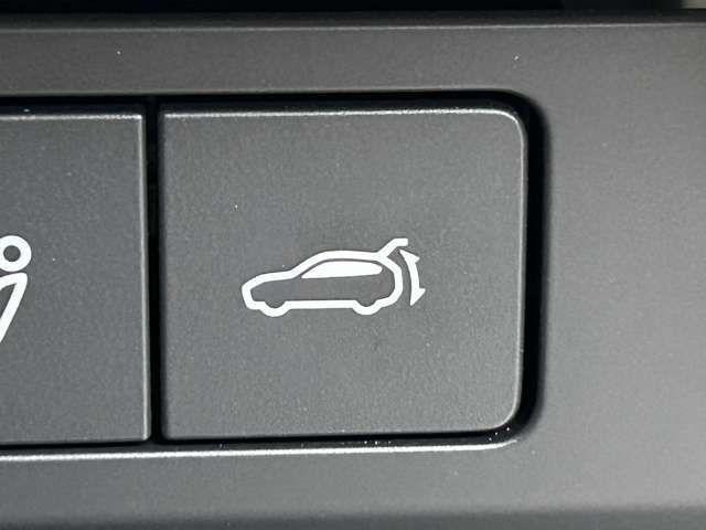 【　パワーバックドア　】荷物を抱えた状態でもスイッチ操作によるリアゲートの開閉が可能です☆お買い物時やアウトドアの際に役立ちますね♪