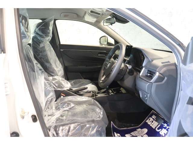 良好な視界とスムーズな乗り降りを実現した運転席。運転席はアイポイントを高くし視界良好です。体格に合わせてシートの位置をきめ細かく調節できるので、いつでも最適な運転姿勢をキープ。操作も軽く、ラクラクです