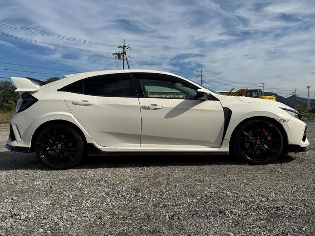 ナビゲーションやオーディオ、ETC、ドラレコ等、ご希望のパーツを取付してご納車も可能です♪ローンでのご購入の場合、組込む事も可能です♪是非お気軽にご相談下さい♪（パーツは車検対応に限らせて頂きます。）