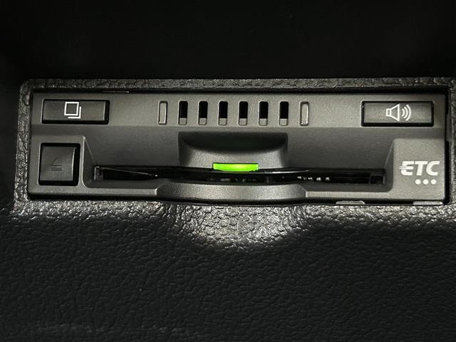 【ETC】有料道路を利用する際に料金所で停止することなく通過できる、ETC車載器（ノンストップ自動料金収受システム機器）が装備されています。セットアップを行うことで利用可能になります。