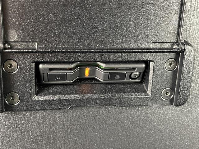 【純正ビルトインETC】有料道路を利用する際に料金所で停止することなく通過できる、ETC車載器が装備されています。セットアップを行うことで利用可能になります。