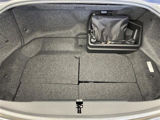 【トランク】積み込みやすくて、たっぷり積める荷室です。シートアレンジできるものは、乗車人数と荷物の量や大きさによってシートを動かすことができるので、より快適なドライブが可能です！