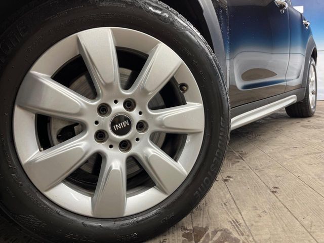 ●純正18インチアルミホイール：輸入車ならではの卓越した走りを支えるホイールと足回りです！日本車の走りに慣れている方にもぜひ体感して頂きたいほど、高いレベルでまとまっています！