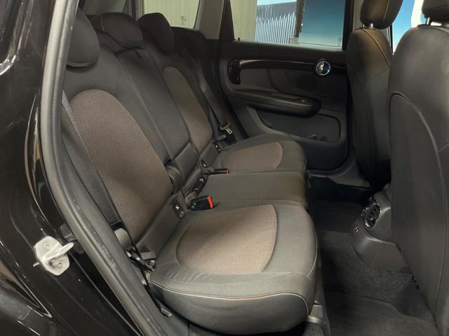 ●後部座席も気になるようなキズ・汚れやへたり等、大きなダメージはなく、良好な状態です。
