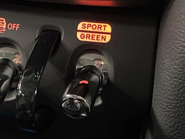 ●走行モードセレクタ：それぞれ使用用途に合わせた走行モードが選択可能です！いつものドライブがより楽しくなる装備です！