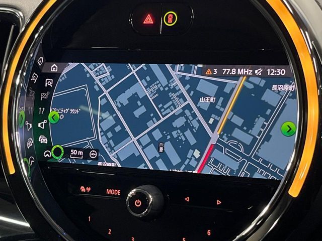 ●純正ナビ:一体感のあるナビは、高級感ある車内を演出してくれます。オーディオ機能も充実しておりますので、運転もより楽しめます♪