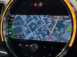 ●純正ナビ:一体感のあるナビは、高級感ある車内を演出してくれます。オーディオ機能も充実しておりますので、運転もより楽しめます♪