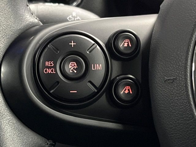 ●レーダークルーズコントロール：前の車との車間距離を一定にとりつつ、一定速度で自動走行してくれる次世代のクルーズコントロール！主に高速道路や自動車専用道路で使用する便利な機能です！