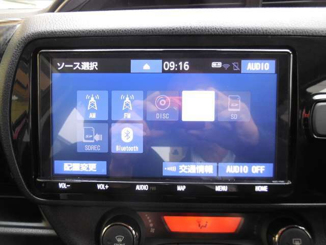 車の中でBluetooth(ブルートゥース)を使うと、スマホの音楽が車のスピーカーから聴けたりします。