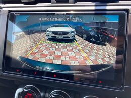 【バックカメラ】駐車時に後方がリアルタイム映像で確認できます。大型商業施設や立体駐車場での駐車時や、夜間のバック時に大活躍！運転スキルに関わらず、今や必須となった装備のひとつです！