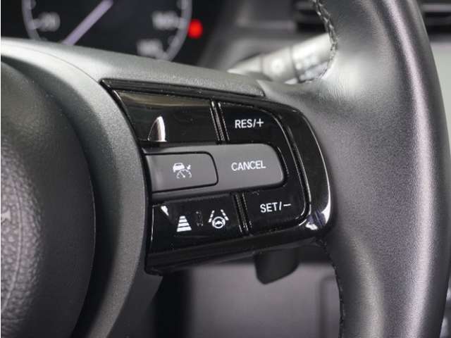 ◆アダプティブクルーズコントロール◆予め設定した車速内でクルマが自動的に加減速。前走車との適切な車間距離を維持しながら追従走行します。【LKAS】車線維持支援システムでステアリング操作を支援。