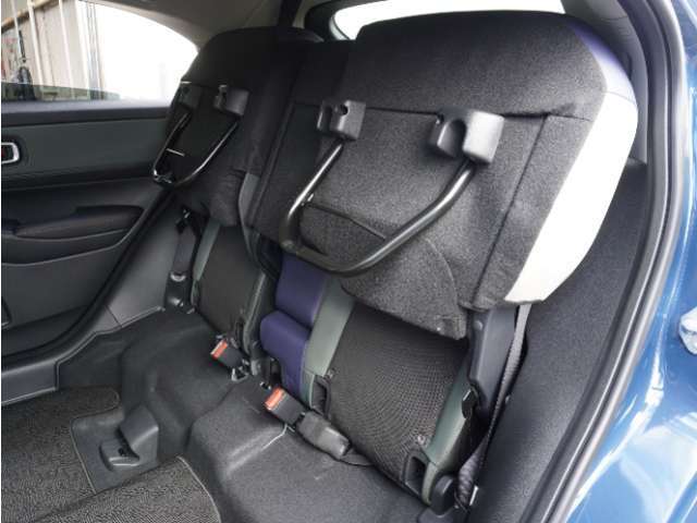 ◆チップアップ＆ダイブダウン機構付リアシート◆倒して、はね上げて。変化するシートで空間を乗る人に合わせて有効に使えます！