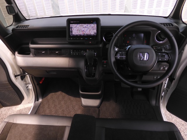 ◆視界広々で非常に運転しやすくロングドライブでも疲れを感じさせないすっきりとまとまったインパネ周りです。