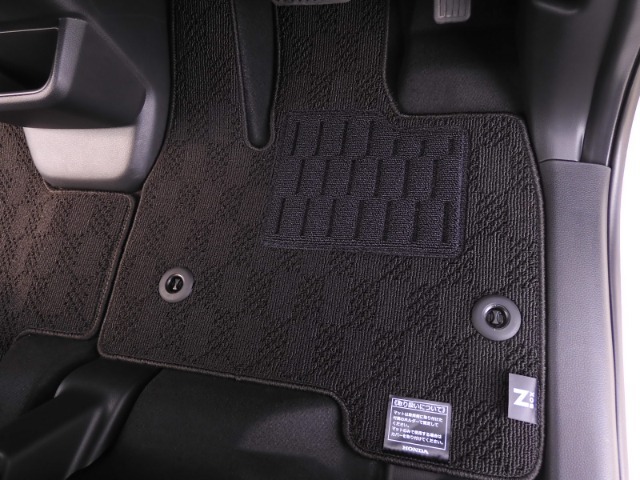 Honda認定中古車に新品の純正フロアマットを装着しました。気分よくドライブをお楽しみいただけます♪