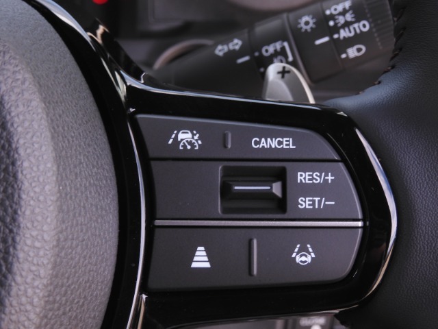 ◆アダプティブクルーズコントロール◆予め設定した車速内でクルマが自動的に加減速。前走車との適切な車間距離を維持しながら追従走行します。【LKAS】車線維持支援システムでステアリング操作を支援。