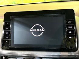 【純正ナビ】人気の純正ナビを装備しております。ナビの使いやすさはもちろん、オーディオ機能も充実！キャンプや旅行はもちろん、通勤や買い物など普段のドライブも楽しくなるはず♪