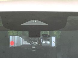 【インテリジェントエマージェンシーブレーキ】フロントカメラで前方の車両や歩行者を検知。衝突しそうな時は衝突被害軽減ブレーキが作動、衝突回避をサポート。より安全にドライブをお楽しみいただけます。