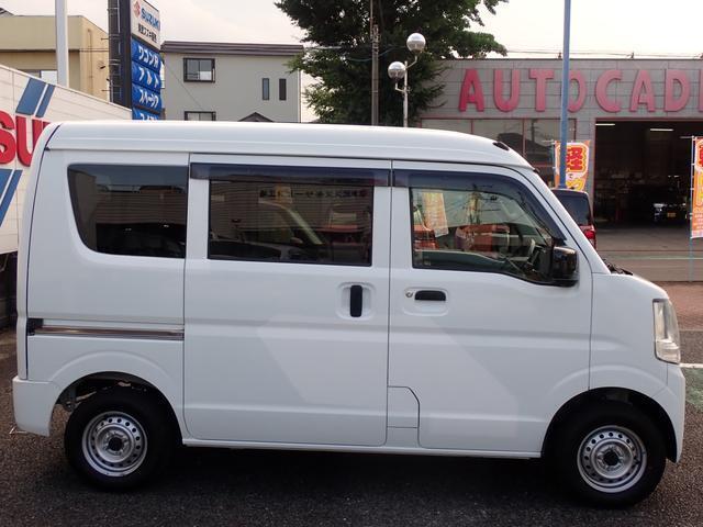 国の指定を受けた自社工場で、整備士が車検と点検整備を行っております。