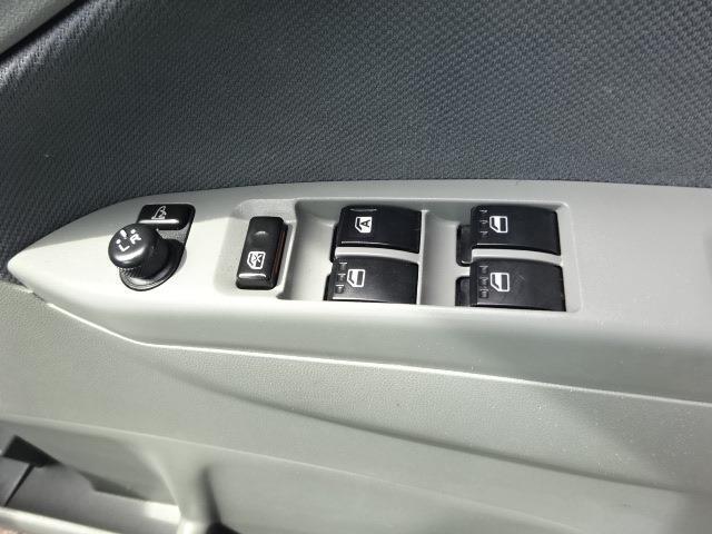 電動格納式ドアミラーが付いているのでミラーの調整が楽に出来ますよ。狭いところに駐車するときもぶつからないようにたたんでおくのも指一本でできますよ。