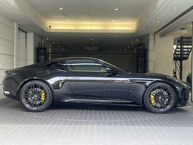 DB12は真横から見たスタイルがとても綺麗です。