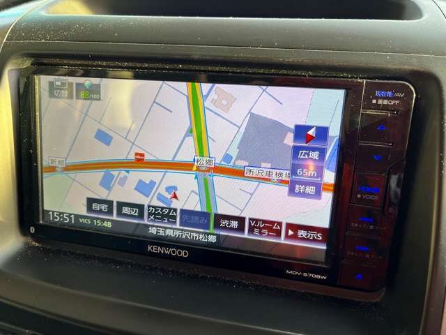 嬉しいナビ付です。知らない道でも安心ですね！更にバックカメラ付きで運転が苦手な方も車庫入れラクラクです！狭いところでの駐車場もお車を傷つけず安心ですね！フルセグTV，DVDビデオも見れますよ！