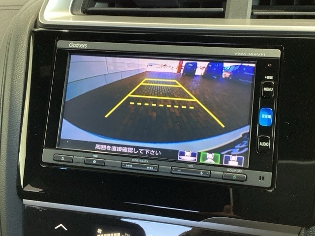 リバースギアに入れるだけで後方の表示へ切り替わります。夜間や雨の日の駐車も楽になりますよ。