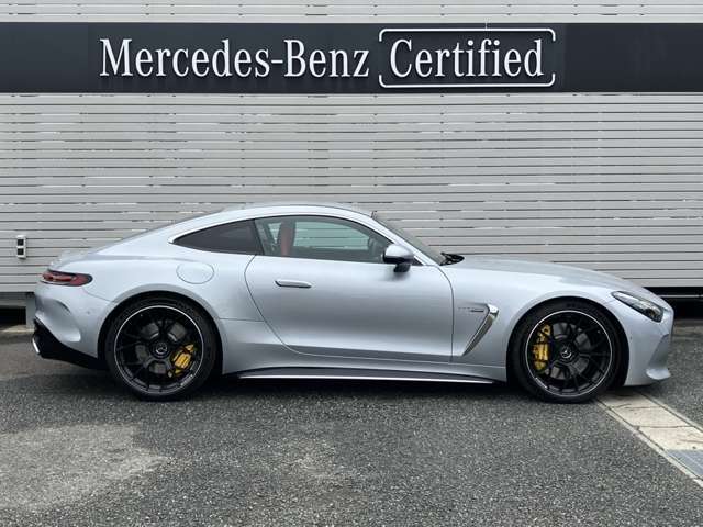 メルセデスの認定中古車では、専用のコールセンターにオペレータが24時間365日待機。万一走行不能となった場合でも、現場での応急処置、車両の牽引など無料でサポートします。