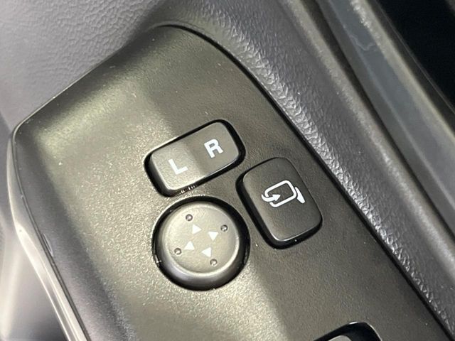 【電動格納ミラー】サイドミラーは電動格納式となっており、狭い駐車場でもキズがつくリスクを抑えられます。