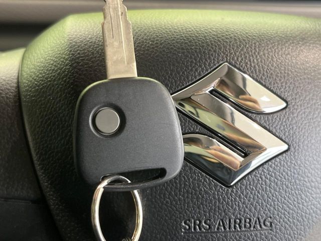 【キーレス】少し離れた場所からでもボタン一つでドアの開錠・施錠ができるのでとっても便利！ドアの鍵穴周りに傷をつけることもありません♪