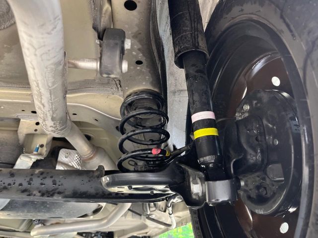 お車を安心してお乗りいただく為には、足回りの定期点検が欠かせません。サービスサポート（有償保証）では無料点検もご提供しており、安心のカーライフをお過ごしいただけるサポート体制が整っています。