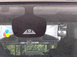 【インテリジェントエマージェンシーブレーキ】フロントカメラで前方の車両や歩行者を検知。衝突しそうな時は衝突被害軽減ブレーキが作動、衝突回避をサポート。より安全にドライブをお楽しみいただけます。