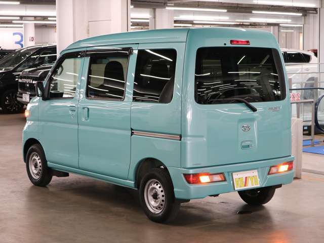 雨が降ってもゆったりと車選びができる全天候型立体展示場！エスカレーター完備！