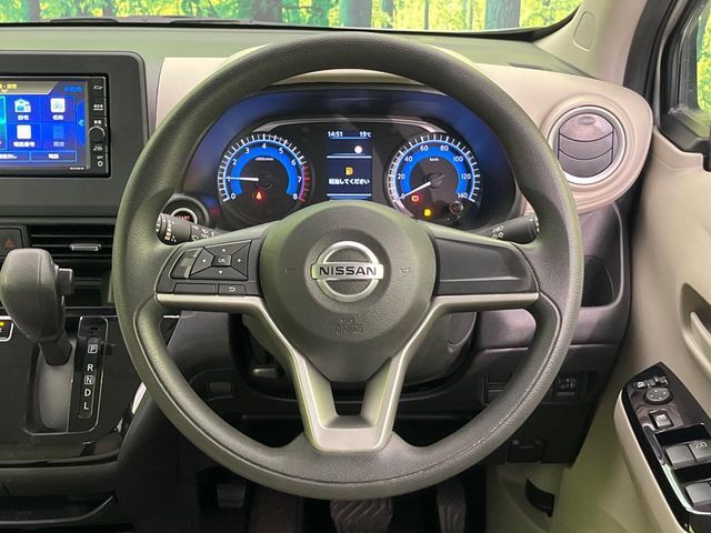 インテリアに合わせたデザインのステアリングは、運転される方のことも考え、運転しやすい形状、大きさです。是非一度、実際に触ってお確かめください。