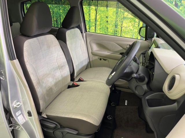 運転席シート廻りは使用感も少なく、良好な状態となっています。丁寧に使われていたことがよくわかりますね。